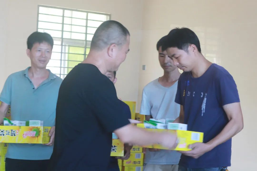 致敬烈日下的堅(jiān)守，高溫慰問送清涼