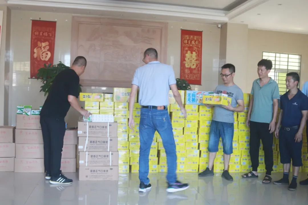 致敬烈日下的堅(jiān)守，高溫慰問送清涼